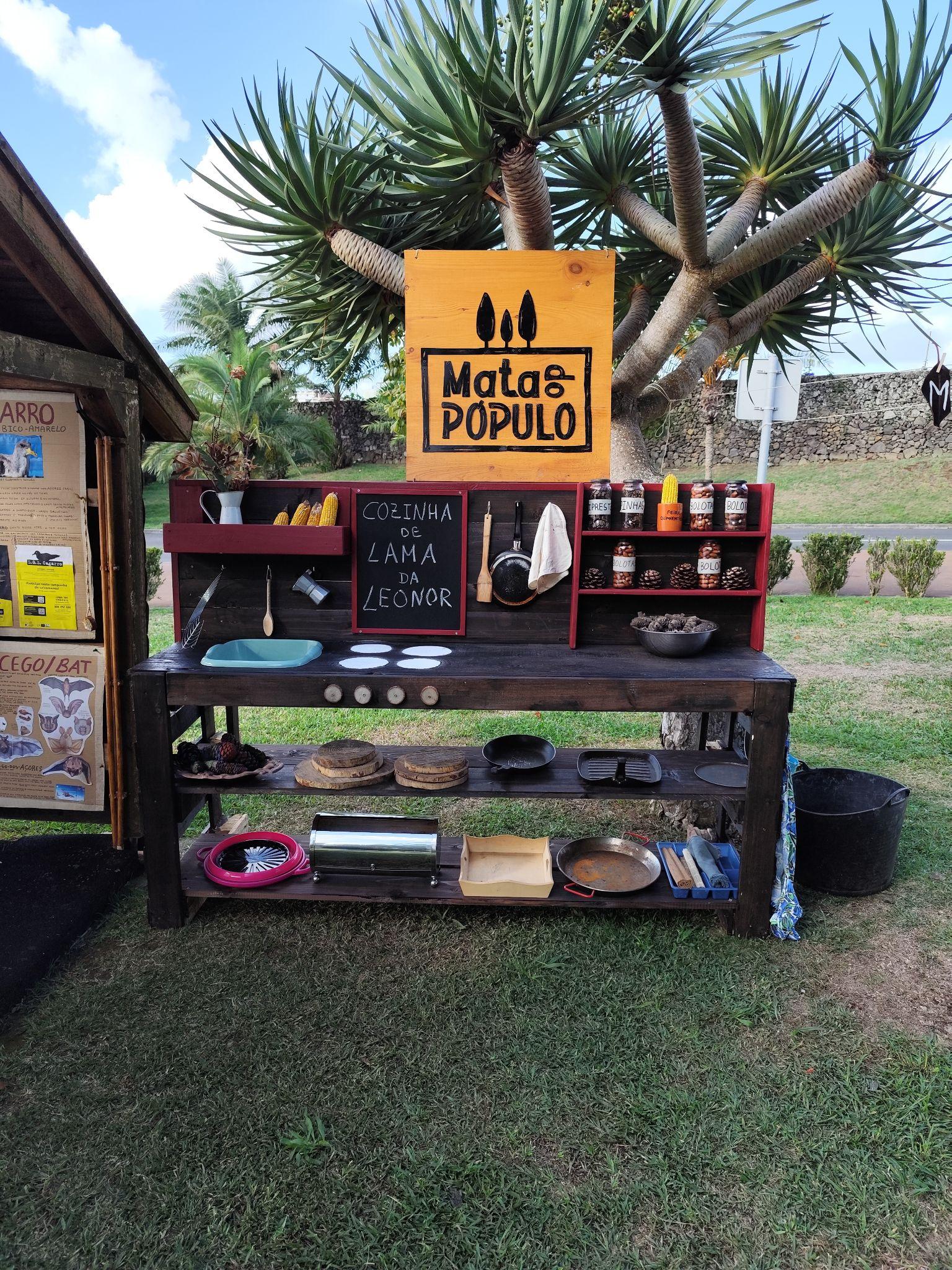 Modelo 3 de cozinha de lama em utilização